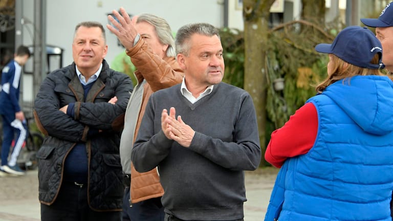 Ex-Fussballspieler und Präsident der Spielvereinigung Manfred „Manni“ Schwabl vor dem Rathaus in Unterhaching: Am Mittwoch machten viele Bürger ihre Unmut über den möglichen Verkauf des Sportpark Unterhachings breit.