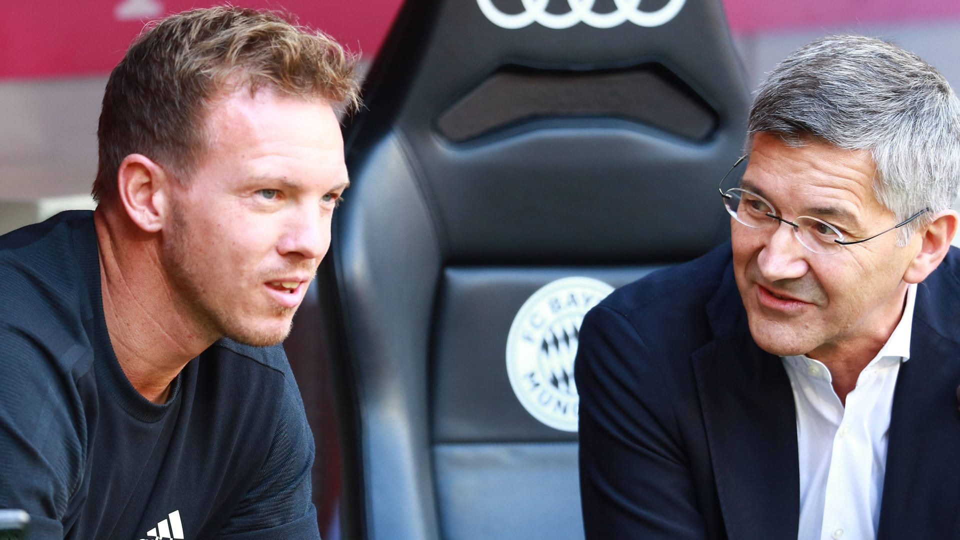 Julian Nagelsmann (l.) und Präsident Herbert Hainer: Letzterer stärkt dem Trainer den Rücken.