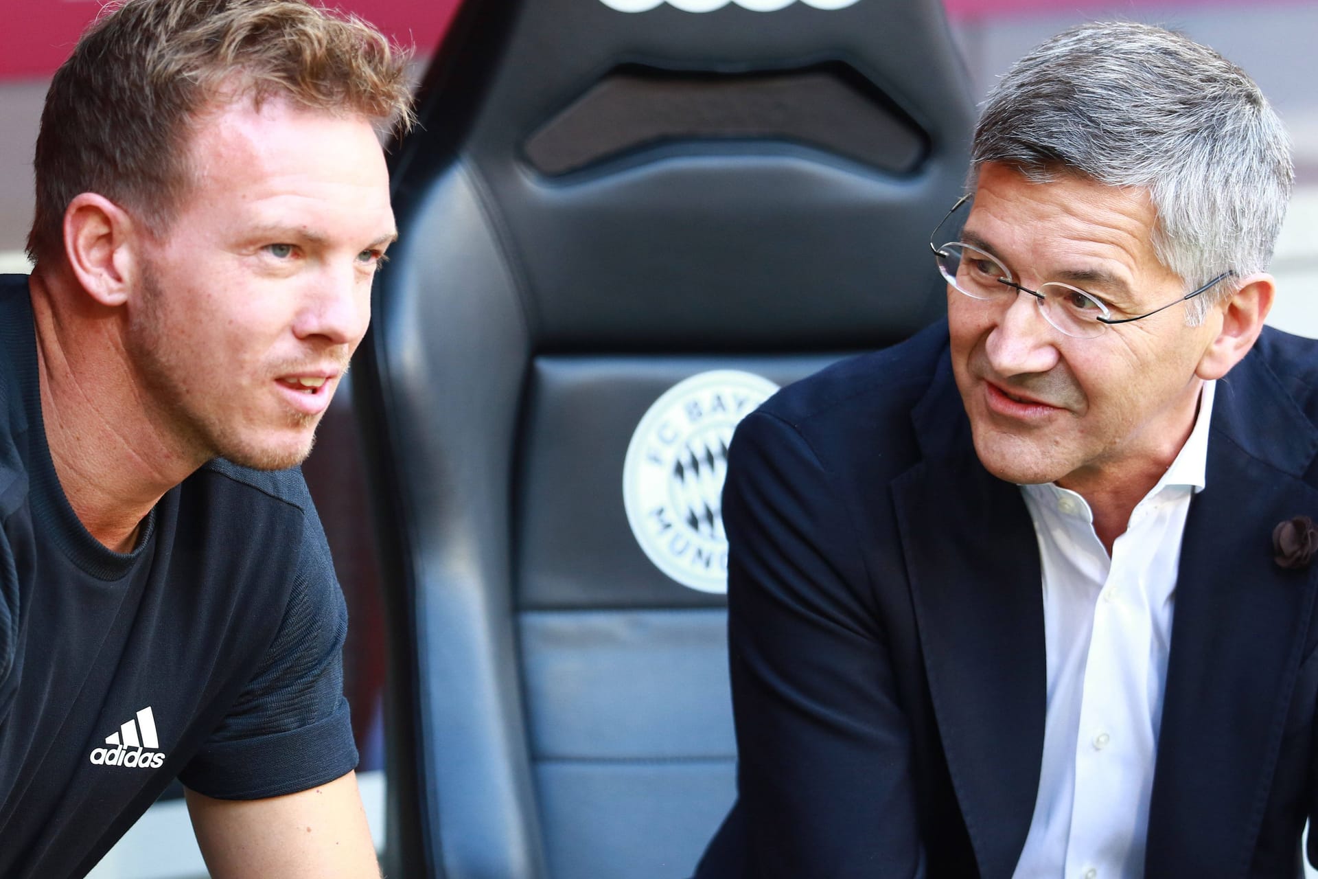 Julian Nagelsmann (l.) und Präsident Herbert Hainer: Letzterer stärkt dem Trainer den Rücken.