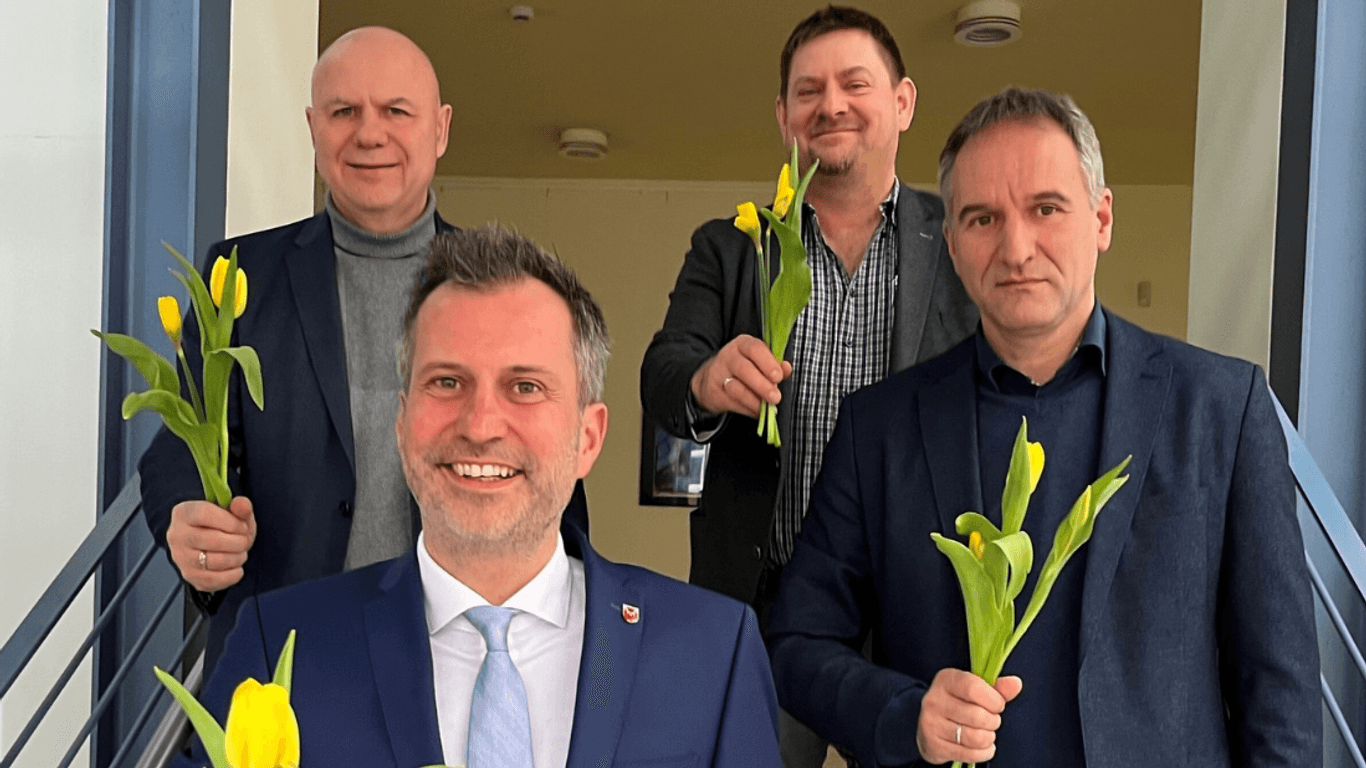 Tobias Schick (unten links) mit Kollegen: Der Oberbürgermeister der Stadt Cottbus erntet für seinen Post zum Weltfrauentag viel Spott.