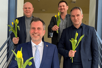 Tobias Schick (unten links) mit Kollegen: Der Oberbürgermeister der Stadt Cottbus erntet für seinen Post zum Weltfrauentag viel Spott.