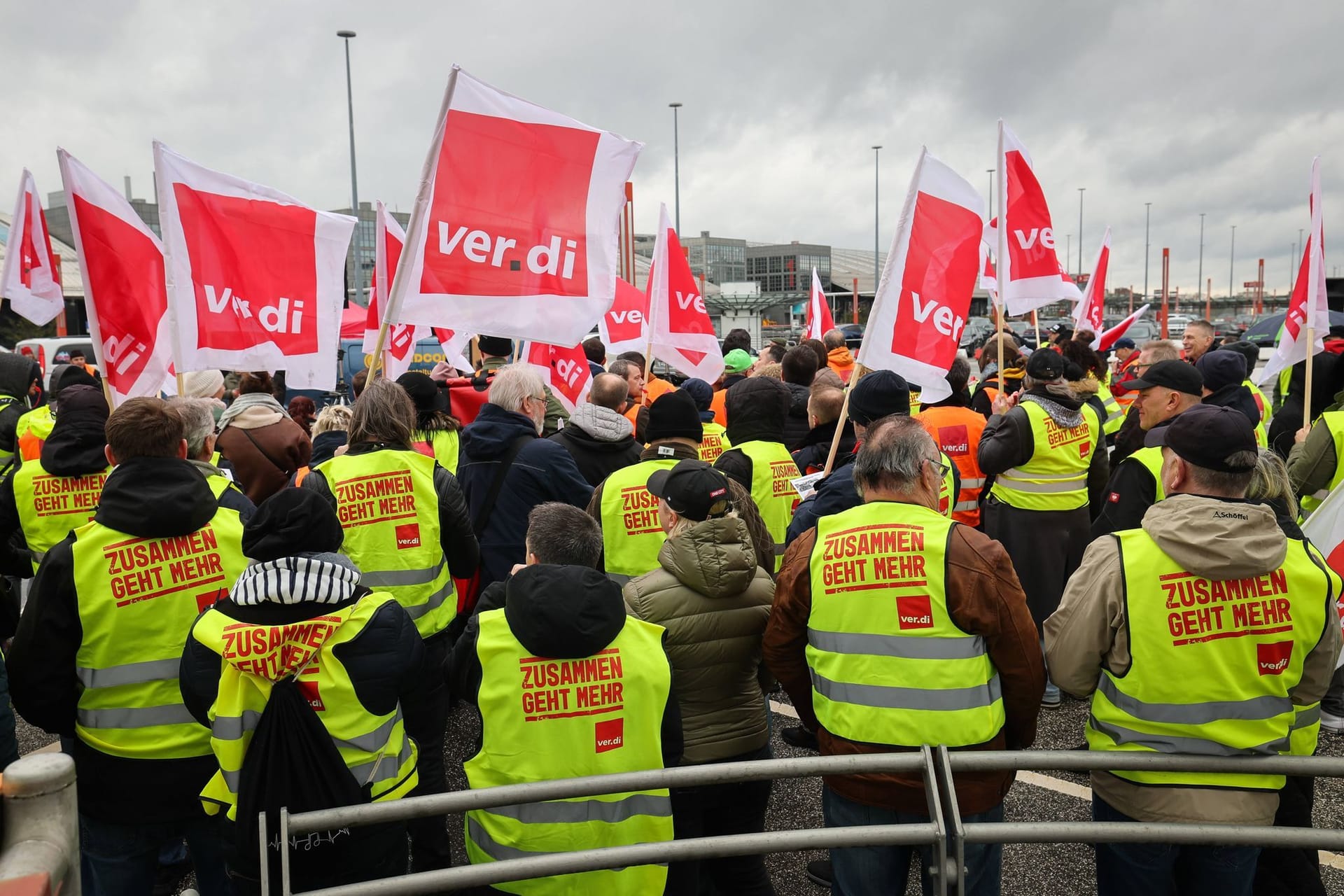 Mitarbeitende des Hamburger Flughafens beim Streik am 13. März: Jetzt wurden die Tarifverhandlungen als gescheitert erklärt – die Schlichter müssen ran. Mitarbeitende des Hamburger Flughafens beim Streik am 13. März: Jetzt wurden die Tarifverhandlungen als gescheitert erklärt – die Schlichter müssen ran.