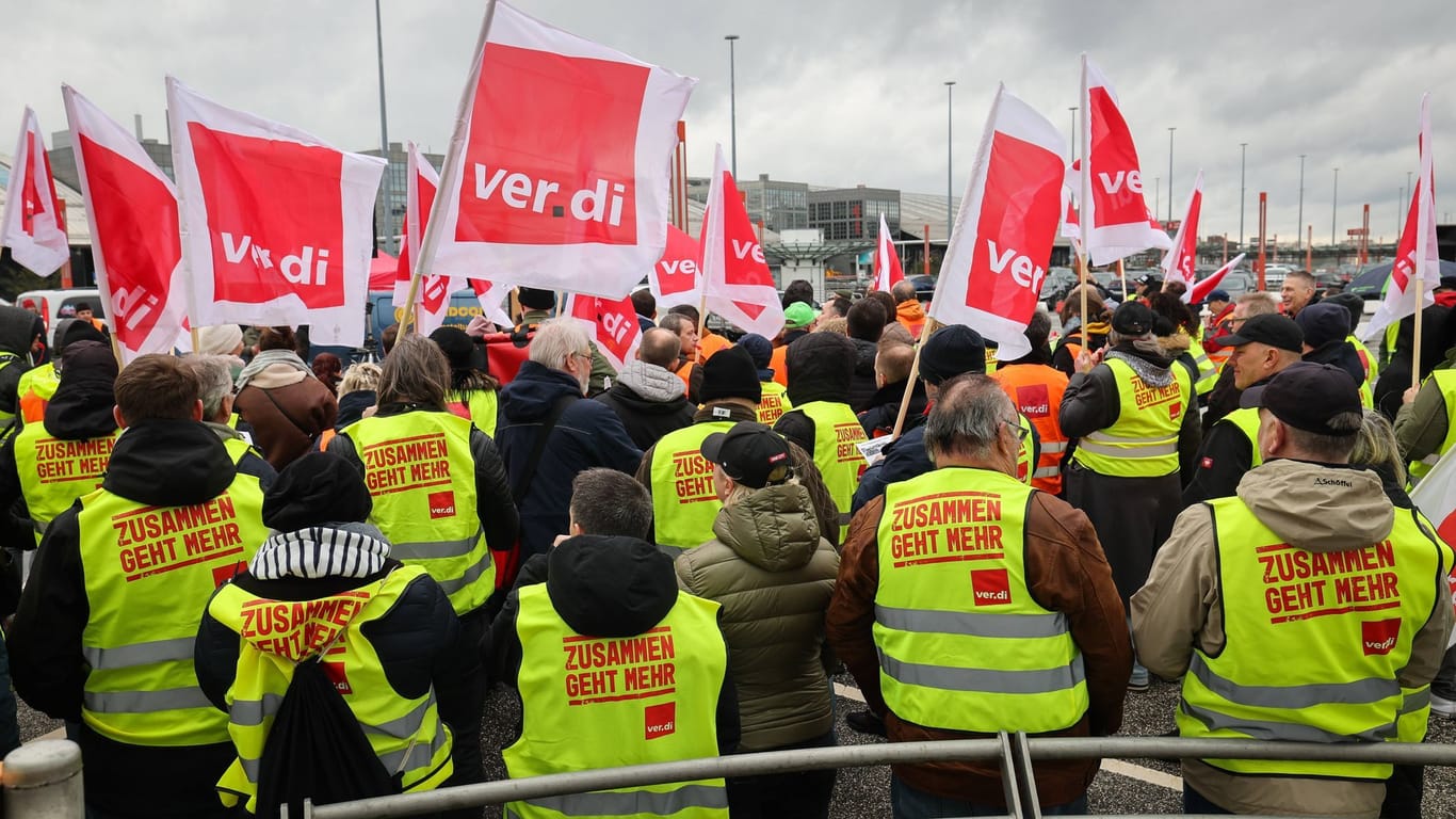 Mitarbeitende des Hamburger Flughafens beim Streik am 13. März: Jetzt wurden die Tarifverhandlungen als gescheitert erklärt – die Schlichter müssen ran.