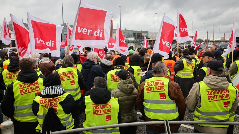 Mitarbeitende des Hamburger Flughafens beim Streik am 13. März: Jetzt wurden die Tarifverhandlungen als gescheitert erklärt – die Schlichter müssen ran.