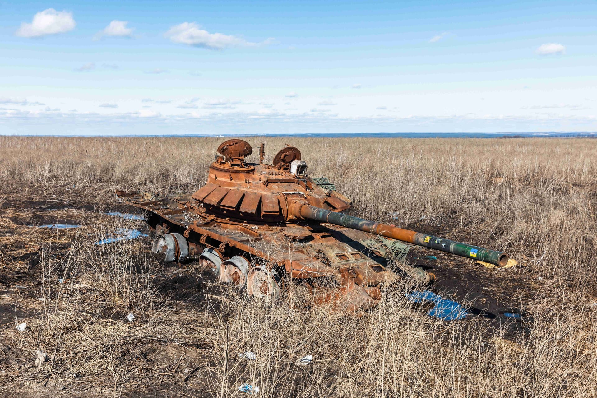 Ausgebrannter russischer Panzer in der Nähe von Charkiw.