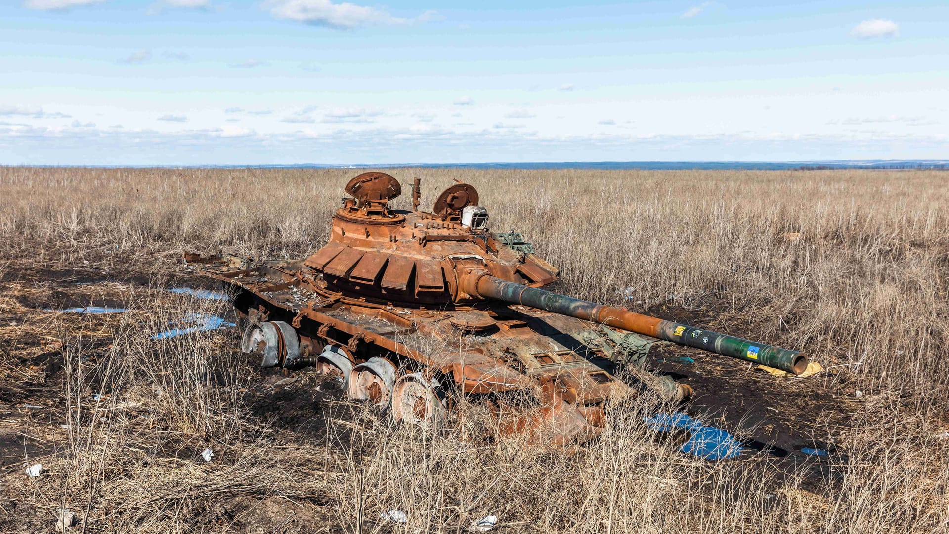 Ausgebrannter russischer Panzer in der Nähe von Charkiw.