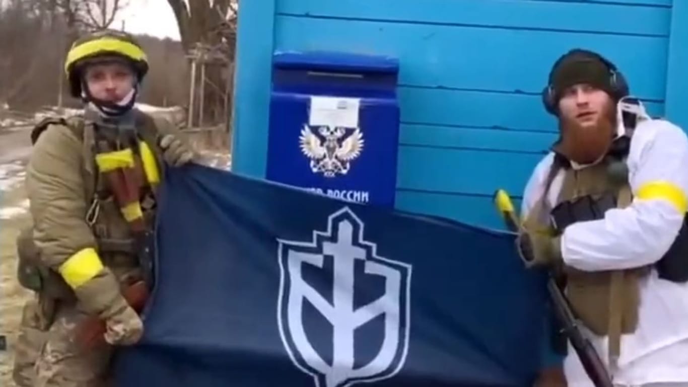 Die Flagge weist die Männer als Angehörige des rechtsextremen "Russian Volunteer Corps" (RDK) aus: Kiew weist eine Beteiligung an dem angeblichen Angriff auf Russland zurück.