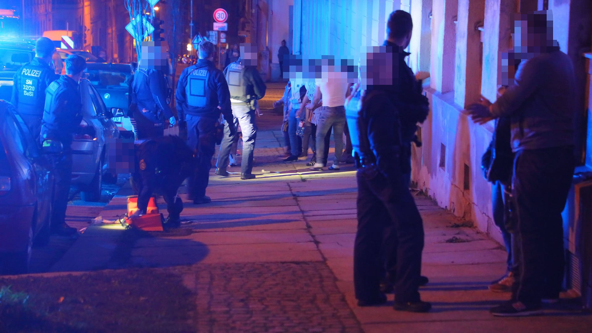 Polizeieinsatz nach einer Massenschlägerei (Symbolfoto): Im Garten fanden die Polizisten unter anderem Baseballschläger, Eisenstangen und weitere Schlagwerkzeuge.