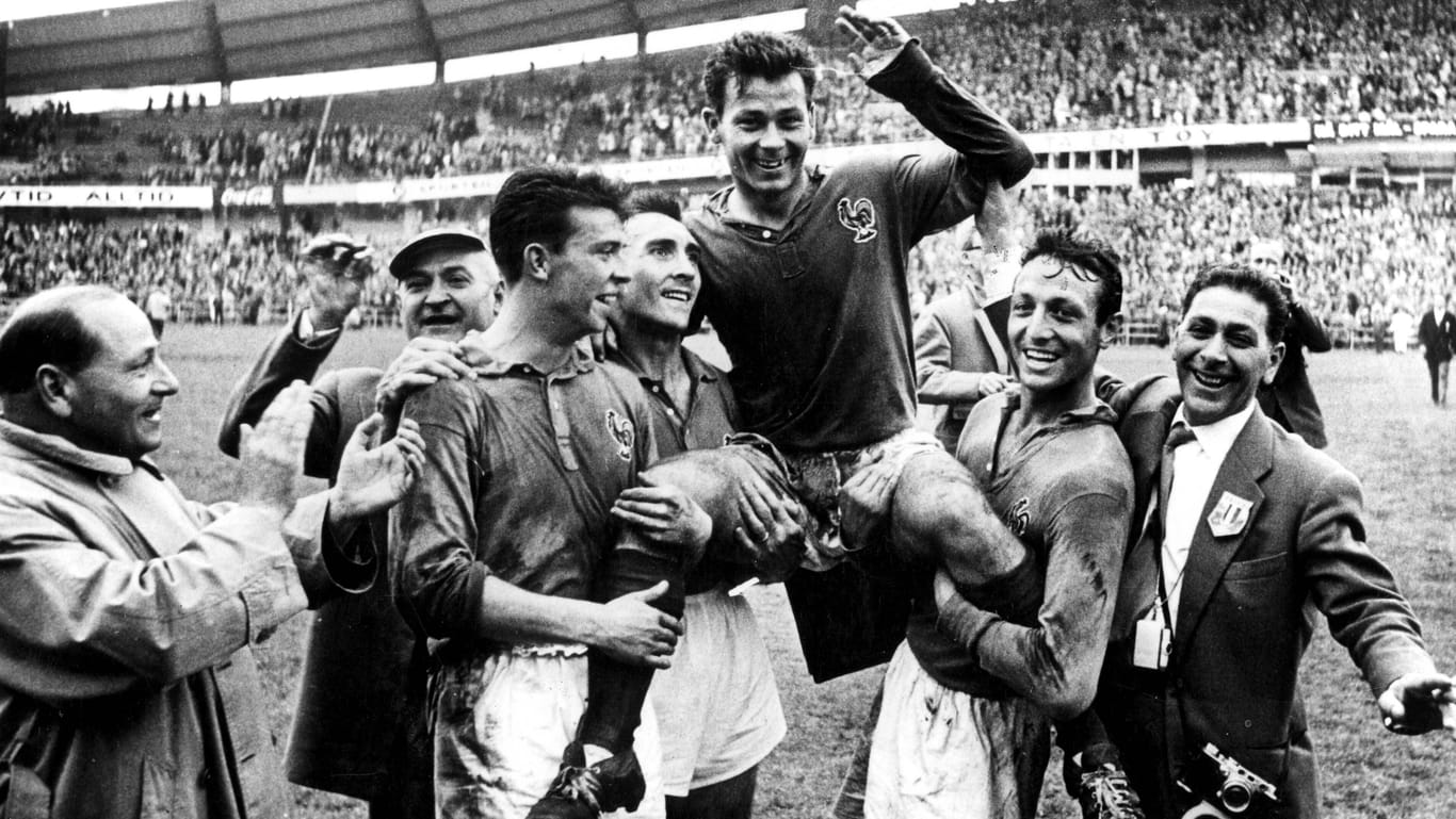 Just Fontaine wird bei der WM 1958 von seinen Teamkollegen getragen.