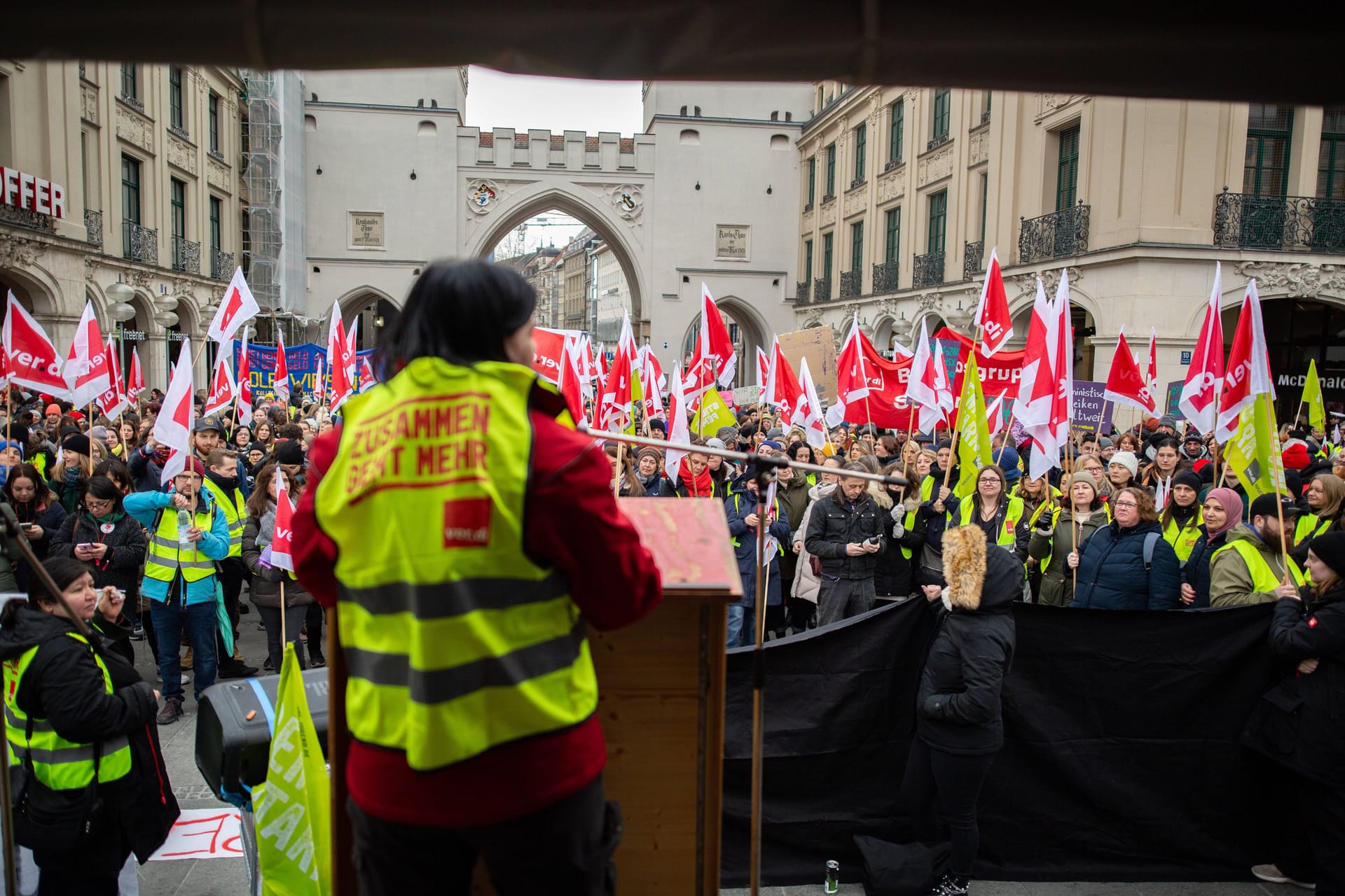 Streik in München am Stachus (Archivbild): Am Dienstag hat Verdi zum Ausstand in diversen Berufen aufgerufen, es geht um bis zu 10,5 Prozent mehr Lohn für die Beschäftigten.