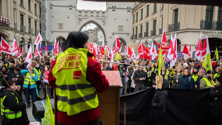 Streik in München am Stachus (Archivbild): Am Dienstag hat Verdi zum Ausstand in diversen Berufen aufgerufen, es geht um bis zu 10,5 Prozent mehr Lohn für die Beschäftigten.