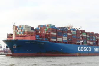 Ein Schiff des Container-Riesen Cosco (Archivbild): Die Chinesische Wirtschaft ist aktuell noch auf Importen aus dem Westen angewiesen.