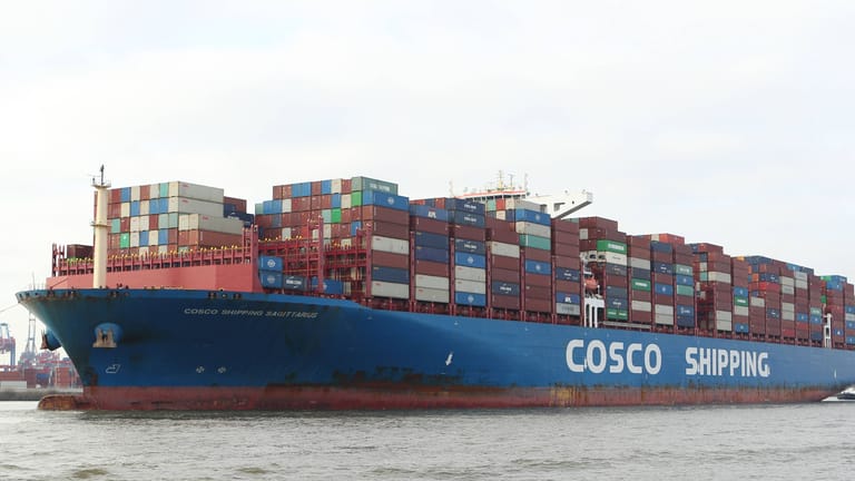 Ein Schiff des Container-Riesen Cosco (Archivbild): Die Chinesische Wirtschaft ist aktuell noch auf Importen aus dem Westen angewiesen.