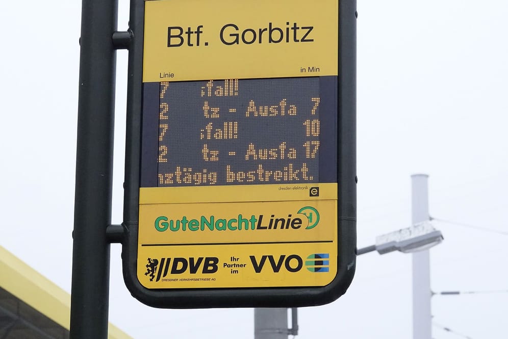 Streik der Gewerkschaft ver.di bei den Verkehrsbetrieben - Straßenbahnen und Busse standen einen Tag lang still