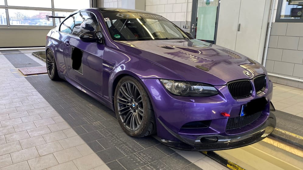 Lila BMW mit Sonderteilen, die alle nicht zugelassen waren: Das Fahrzeug, das die Polizei sicherstellte.
