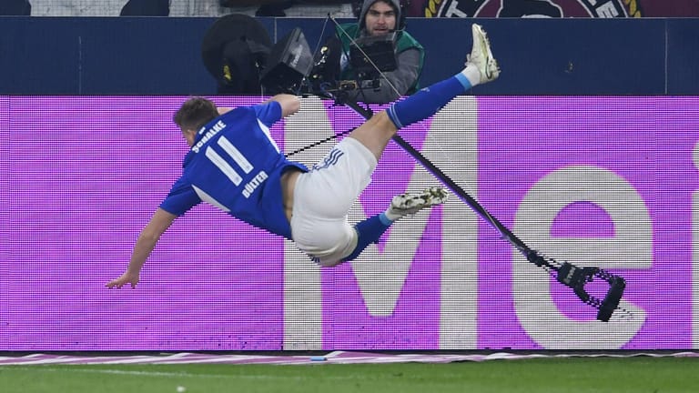 Gestolpert: Schalkes Bülter fällt über die Kamerahalterung neben dem BVB-Tor.