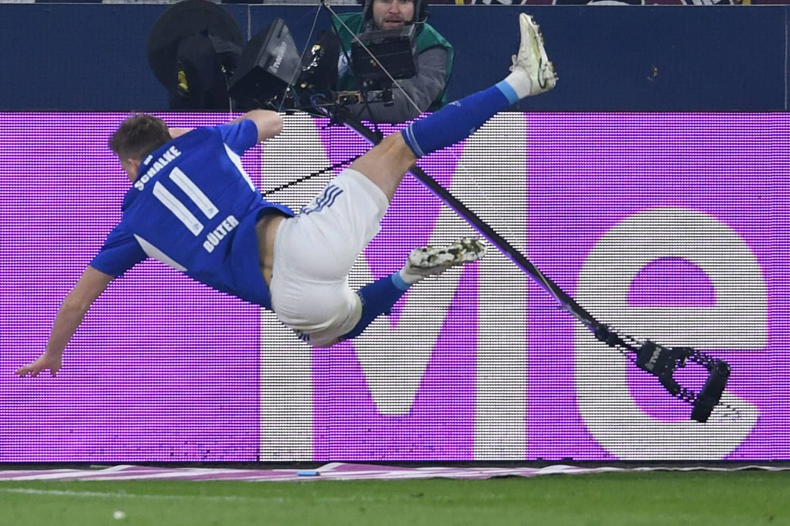 Gestolpert: Schalkes Bülter fällt über die Kamerahalterung neben dem BVB-Tor.
