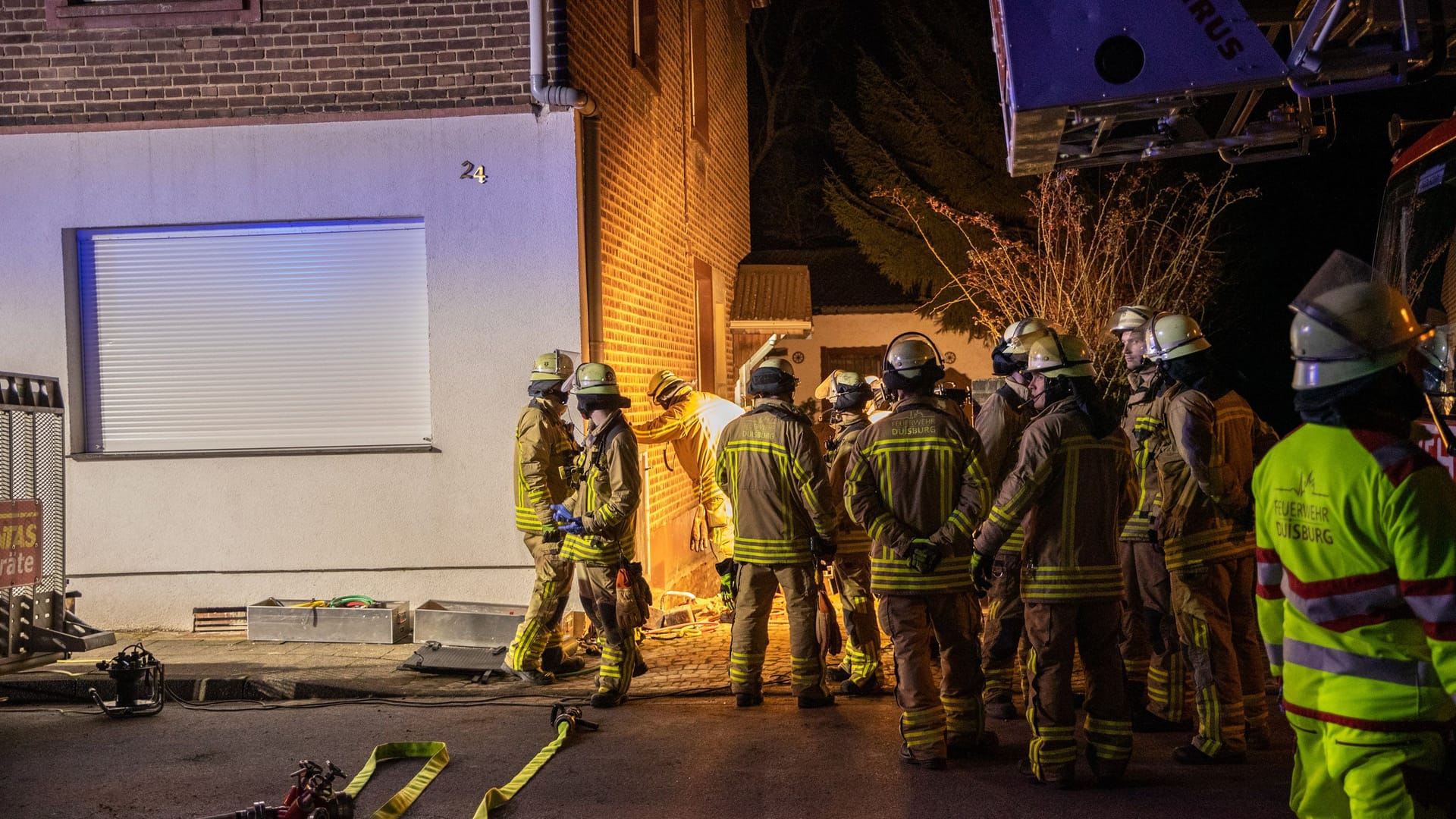 Feuerwehrleute bargen den leblosen Körper aus der Baugruppe.