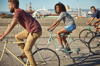 Eine Gruppe Freunde fährt Fahrrad: Der Sport gehört zu den beliebtesten Aktivitäten.