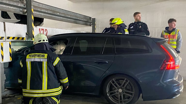 Unfall im Parkhaus: Der Feuerwehr Goslar gelang es, das Auto aus der Wand zu befreien.