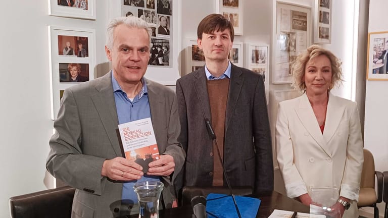 Markus Wehner und Reinhard Bingener mit Moderatorin Christina von Sass: Neben einer scharfen Analyse erheben die Autoren schwere Anschuldigungen gegen Hannovers Sozialdemokraten.