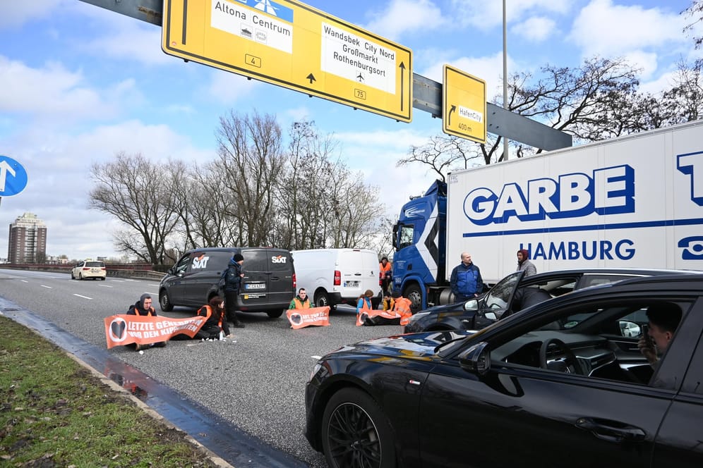 Aktivisten der "Letzten Generation" haben am Samstag die Elbbrücken in Hamburg blockiert.