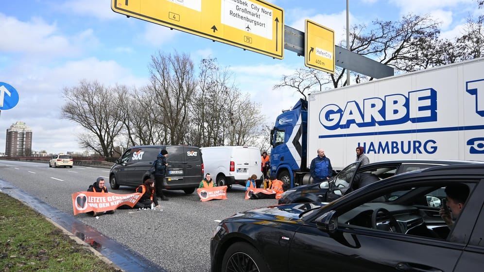 Aktivisten der "Letzten Generation" haben am Samstag die Elbbrücken in Hamburg blockiert.