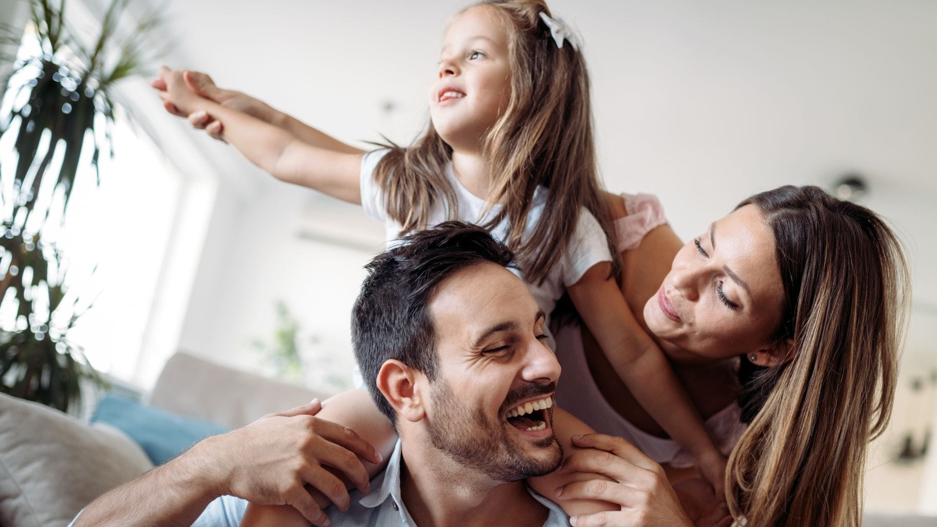 Zeit mit der Familie: Enge Beziehungen sind in guten wie in schlechten Zeiten elementar auf unserem Weg zum Glück.