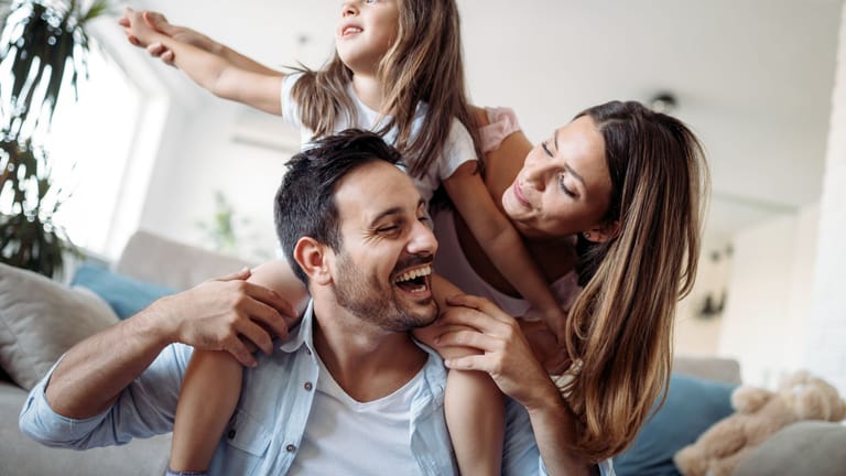 Zeit mit der Familie: Enge Beziehungen sind in guten wie in schlechten Zeiten elementar auf unserem Weg zum Glück.