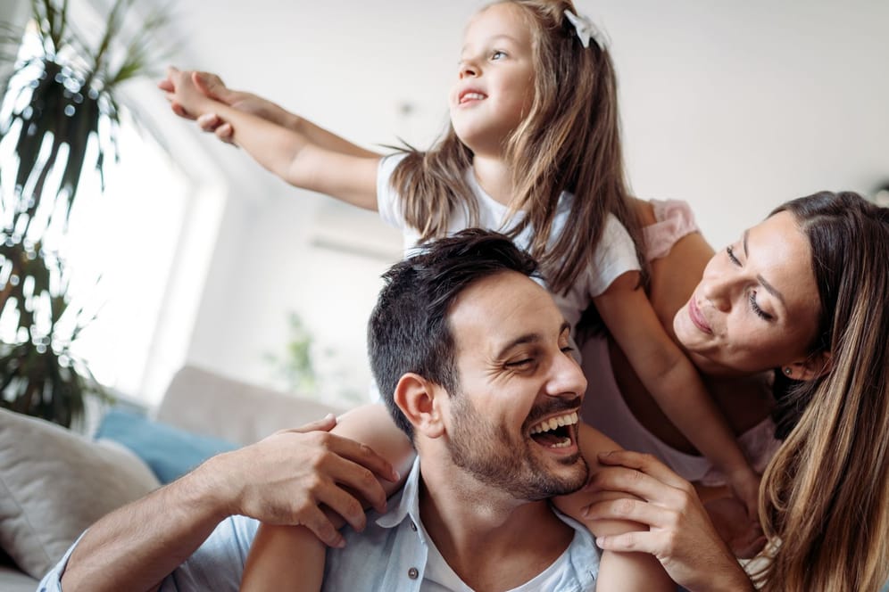 Zeit mit der Familie: Enge Beziehungen sind in guten wie in schlechten Zeiten elementar auf unserem Weg zum Glück.