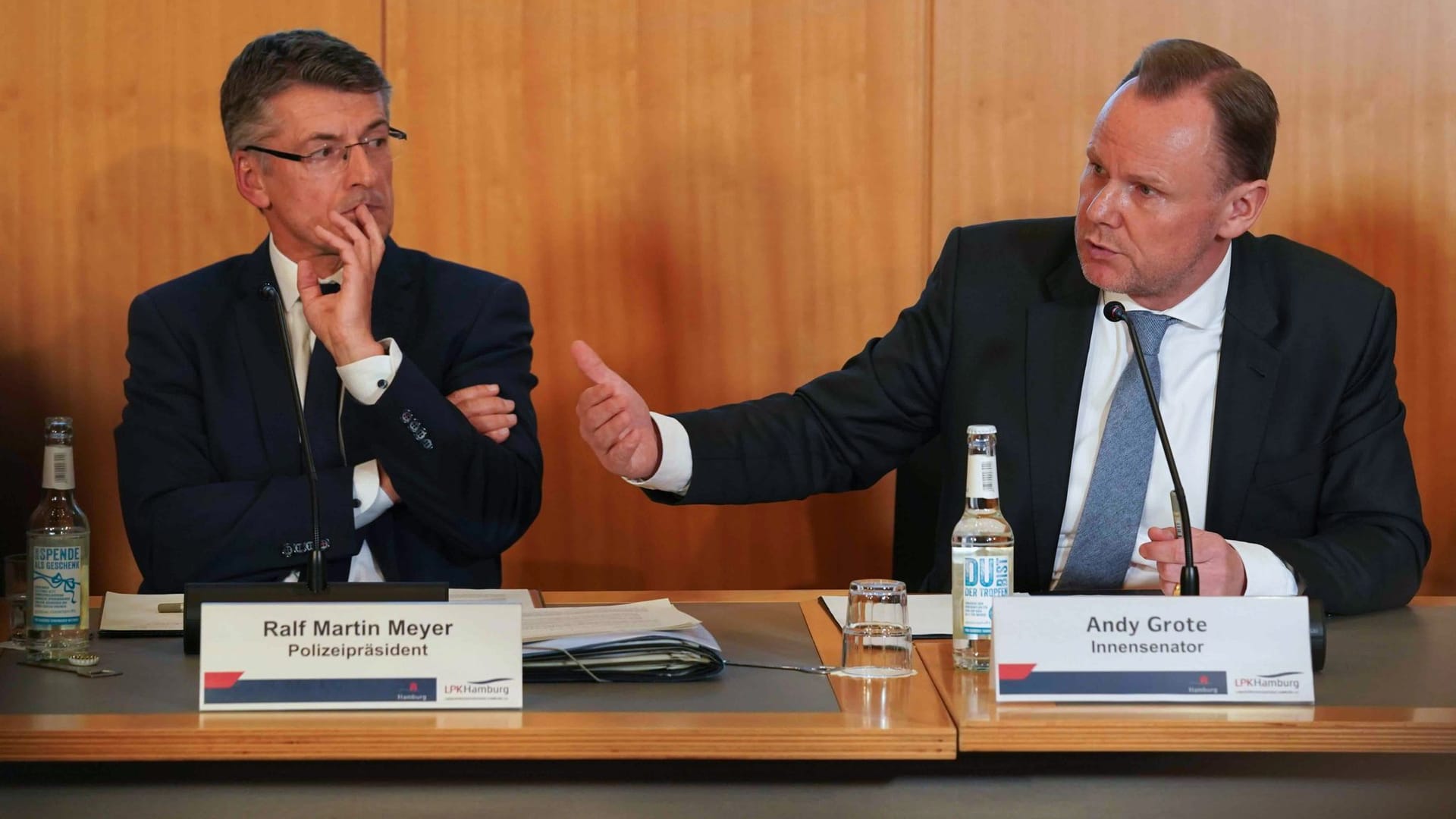 Hamburgs Polizeipräsident Ralf Martin Meyer und Innensenator Andy Grote bei der Landespressekonferenz zum aktuellen Ermittlungsstand der Amoktat.