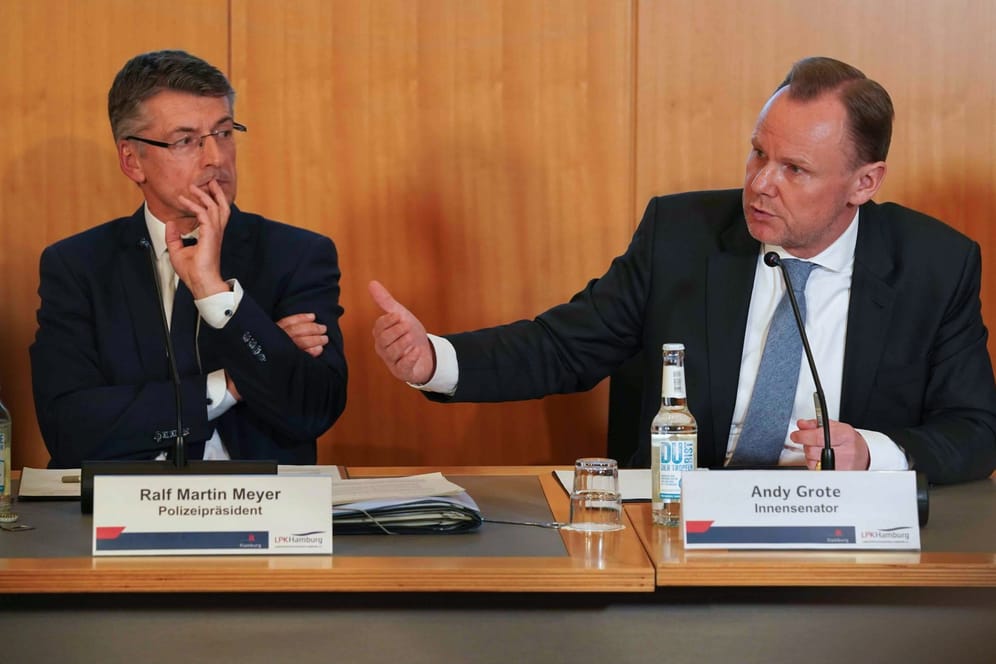 Hamburgs Polizeipräsident Ralf Martin Meyer und Innensenator Andy Grote bei der Landespressekonferenz zum aktuellen Ermittlungsstand der Amoktat.