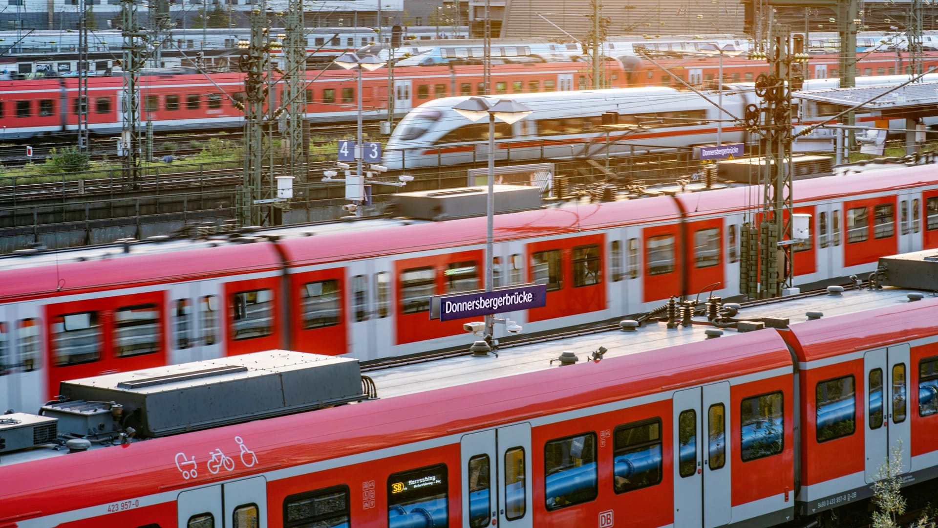 Nah- und Fernverkehr: Das 49-Euro-Ticket soll am 1. Mai an den Start gehen.