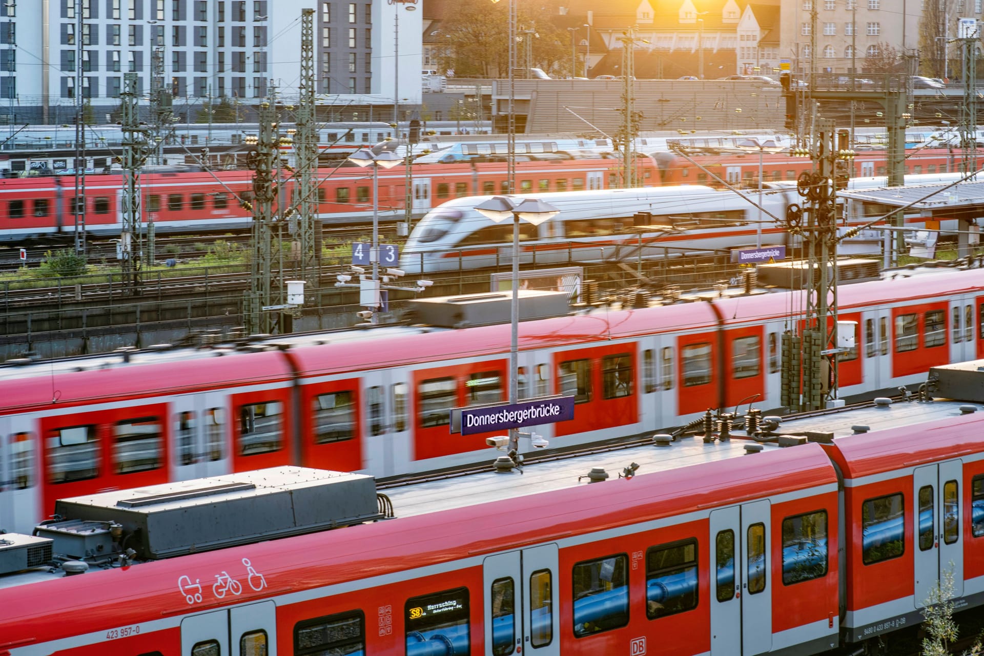 Nah- und Fernverkehr: Das 49-Euro-Ticket soll am 1. Mai an den Start gehen.