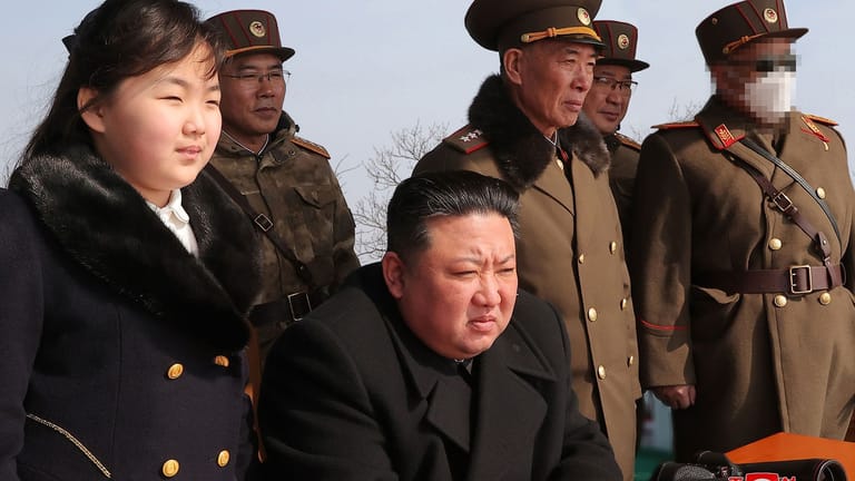 Kim Jong Un mit seiner Tochter und Militärs (Archivbild): Nordkorea will nach eigenen Angaben eine nukleare Unterwasser-Drohne entwickelt haben.