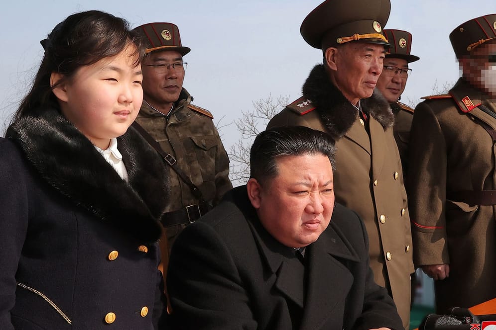 Diese von der staatlichen Nachrichtenagentur KCNA zur Verfügung gestellte Aufnahme zeigt Kim Jong Un mit seiner Tochter bei einer taktischen Militärübung am 18. und 19.03.2023 an einem nicht genannten Ort.