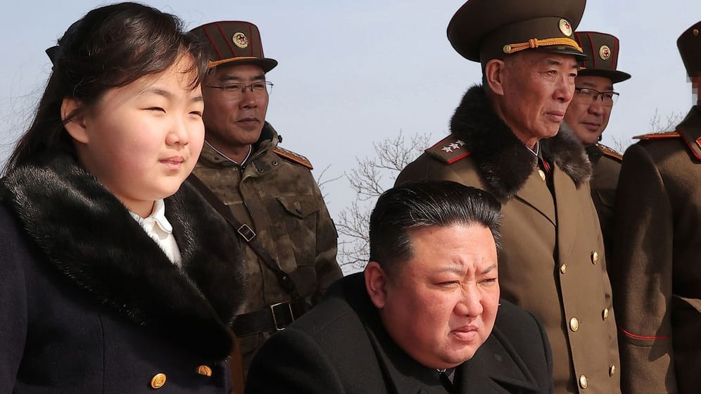 Kim Jong Un mit seiner Tochter und Militärs (Archivbild): Nordkorea will nach eigenen Angaben eine nukleare Unterwasser-Drohne entwickelt haben.