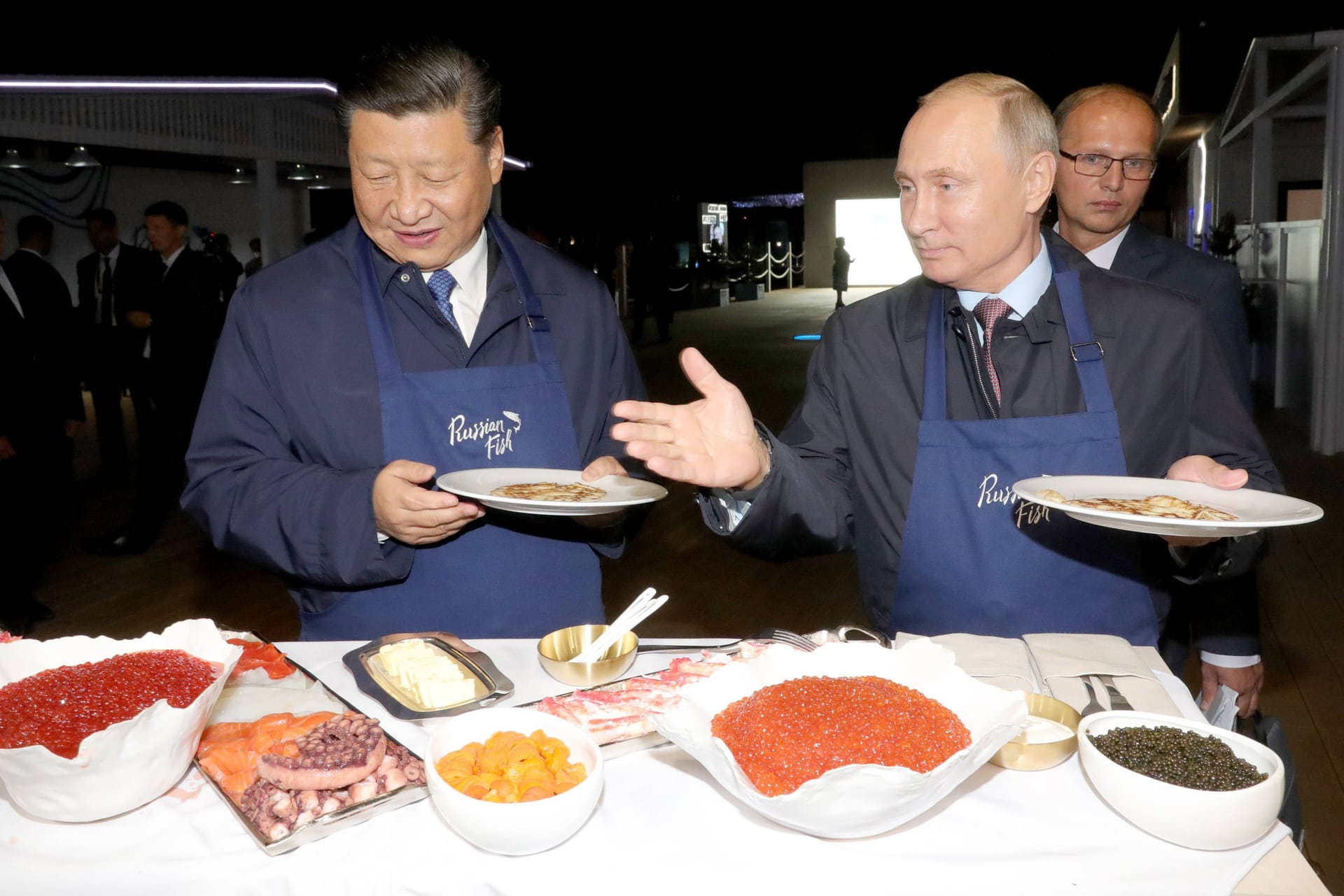 Auch das Essen verbindet sie. Beim Östlichen Wirtschaftszentrum im Jahr 2018 lassen sich Xi und Putin russische Pfannkuchen schmecken.