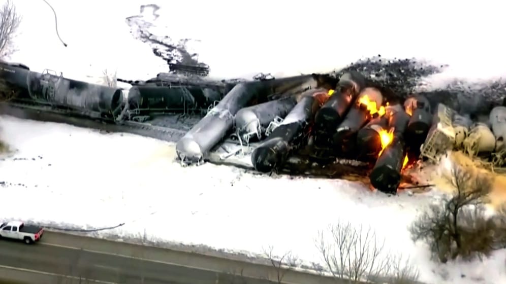 USA: Güterzug nach Unfall in Brand