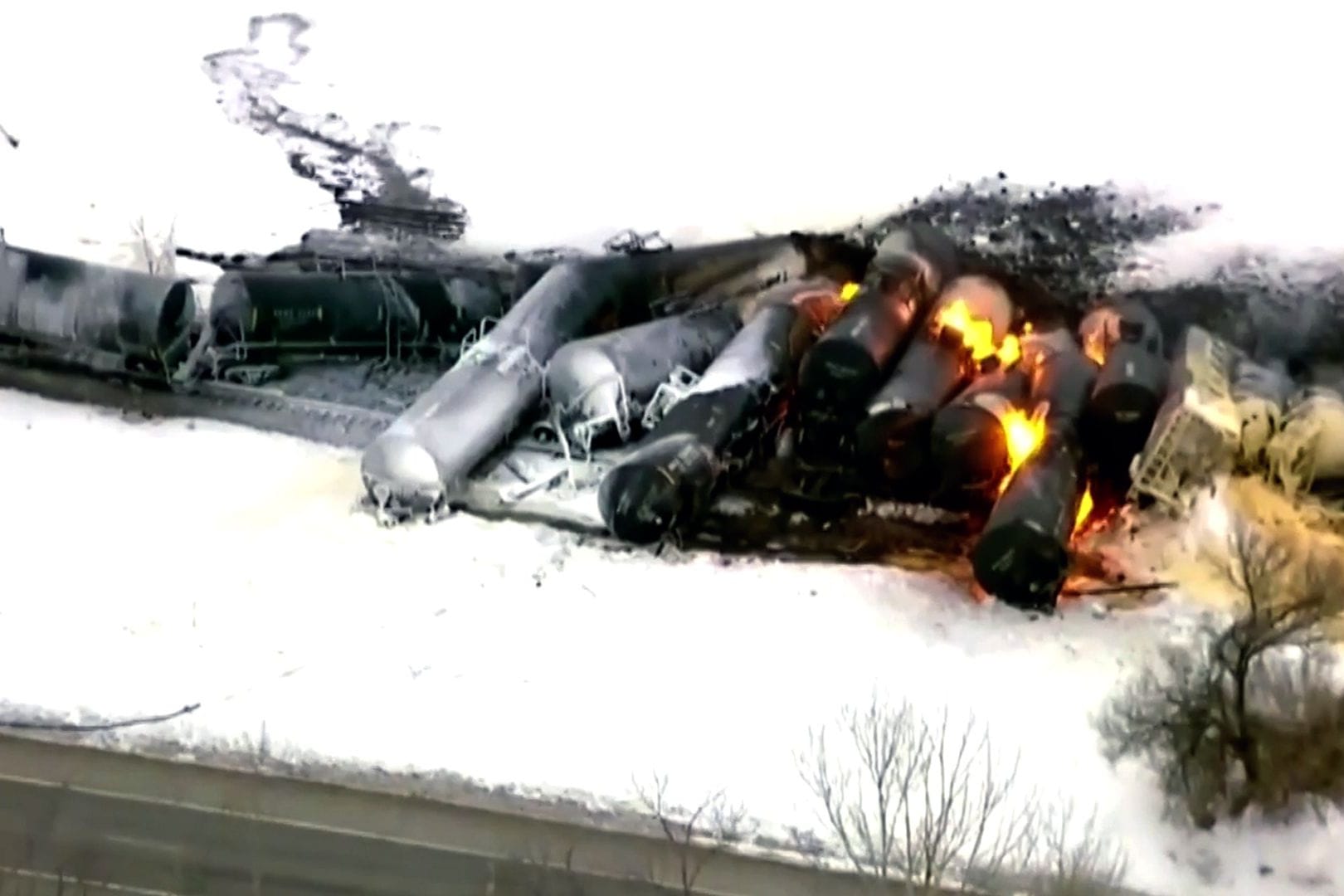 USA: Güterzug nach Unfall in Brand