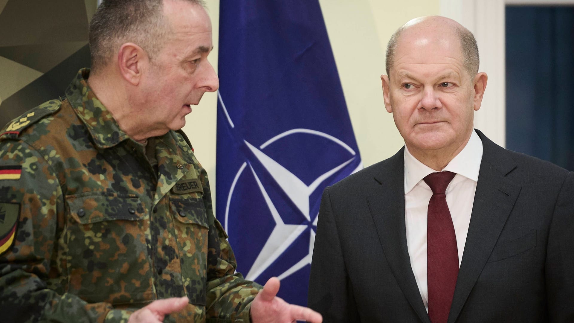 Kanzler Olaf Scholz (SPD) mit dem Befehlshaber des Territorialen Führungskommandos der Bundeswehr, Generalleutnant Carsten Breuer.