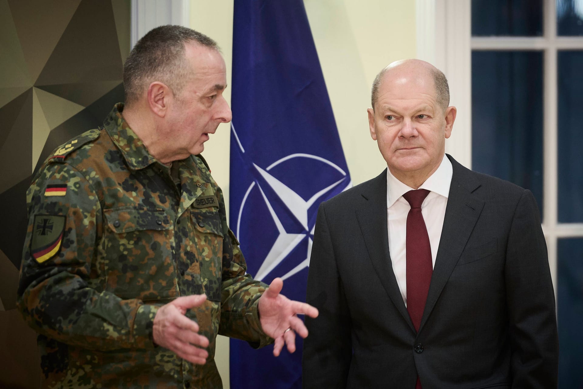 Kanzler Olaf Scholz (SPD) mit dem Befehlshaber des Territorialen Führungskommandos der Bundeswehr, Generalleutnant Carsten Breuer.