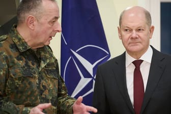 Kanzler Olaf Scholz (SPD) mit dem Befehlshaber des Territorialen Führungskommandos der Bundeswehr, Generalleutnant Carsten Breuer.