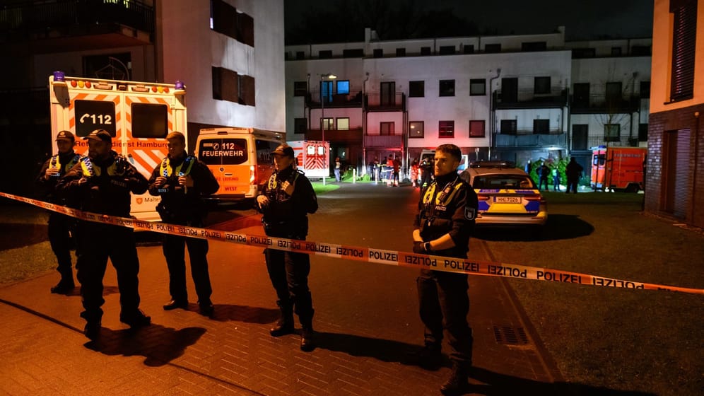 Zahlreiche Beamte sichern den abgesperrten Einsatzort: Zwei Männer sind am späten Samstagabend in Hamburg-Langenhorn durch Schüsse ums Leben gekommen.