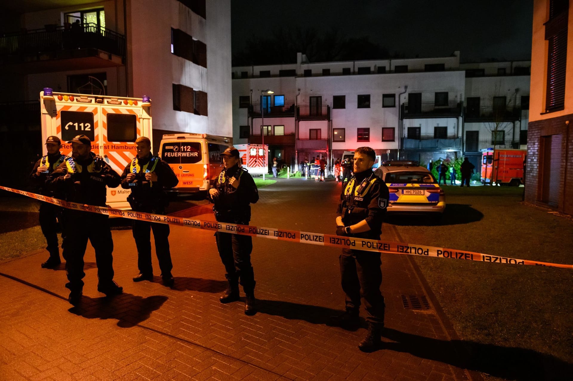 Zahlreiche Beamte sichern den abgesperrten Einsatzort: Zwei Männer sind am späten Samstagabend in Hamburg-Langenhorn durch Schüsse ums Leben gekommen.