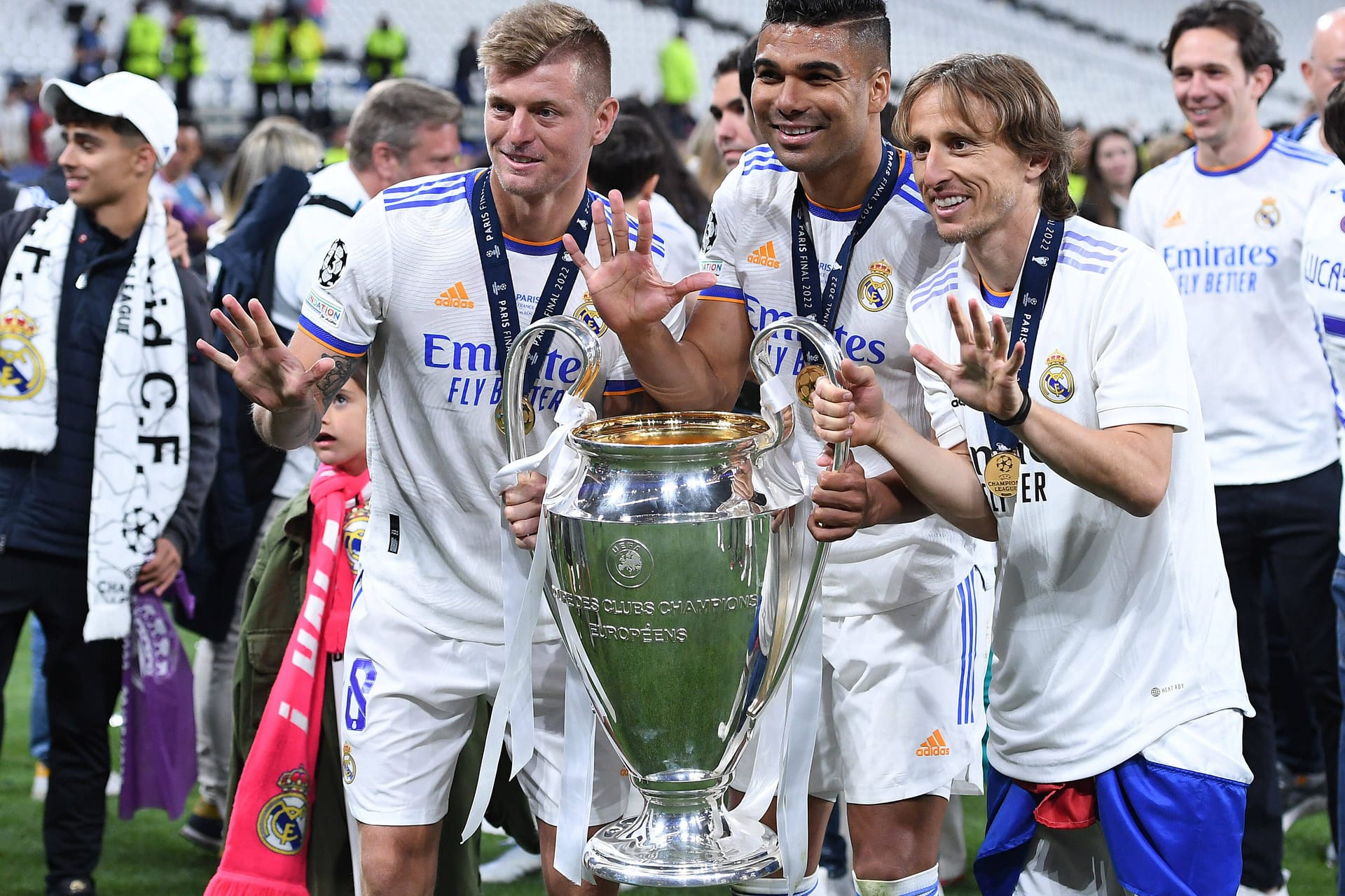 Toni Kroos (l.) mit der Champions-League-Trophäe: Der Sieger der Königsklasse soll künftig an einem weiteren Fifa-Turnier teilnehmen.