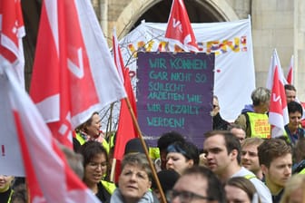 Teilnehmer einer Demonstration (Symbolfoto): In Bremen ist unter anderem der Flughafen betroffen.