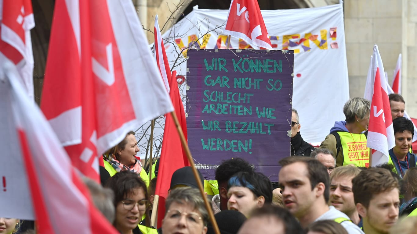 Teilnehmer einer Demonstration (Symbolfoto): In Bremen ist unter anderem der Flughafen betroffen.