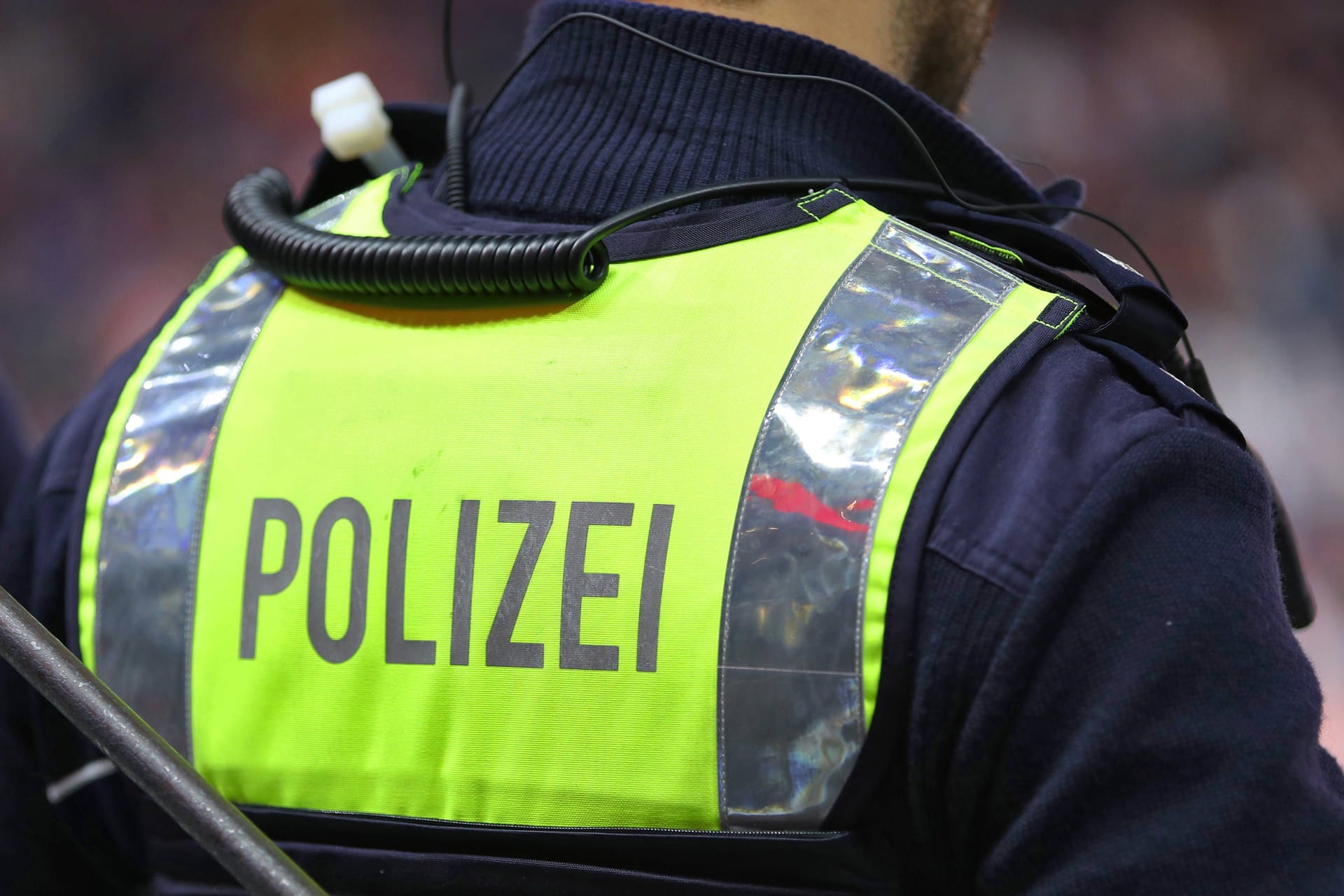 Ein Polizist: Die Zahl der Straftaten ist nach Corona erstmals deutlich angestiegen.