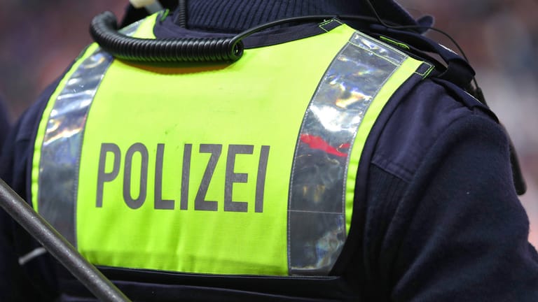 Ein Polizist: Die Zahl der Straftaten ist nach Corona erstmals deutlich angestiegen.